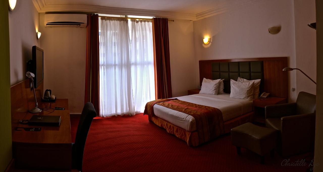 Leon Hotel Kinshasa Exteriör bild