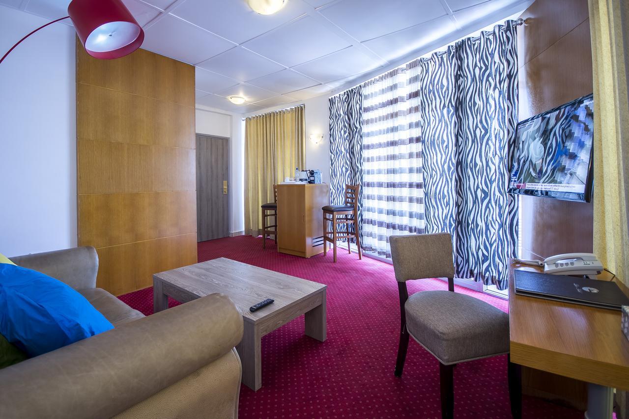Leon Hotel Kinshasa Exteriör bild