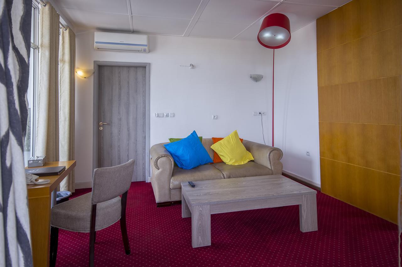 Leon Hotel Kinshasa Exteriör bild
